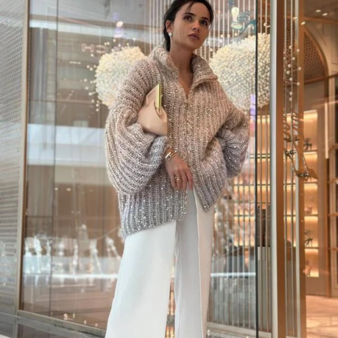 ELENA | MAGLIONE IN MAGLIA LEGGERA CON SCOLLO A V E DETTAGLI DI PAILLETTES